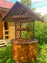 Деревянный домик на колодец