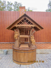 Деревянный домик-бочонок на колодец с совами