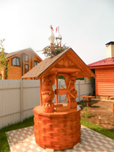 Дизайнерский колодезный домик с фигурками